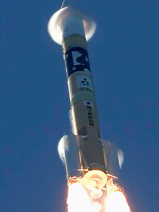 Roket H-IIA lepas landas dari landasan peluncuran di Tanegashima Space Center di Tanegashima, Jepang, Senin (20/7/2020). Roket yang membawa kendaraan luar angkasa buatan Uni Emirat Arab (UAE) diluncurkan menuju Mars dalam misi pertama antarplanet bagi negara  Arab (Hiroki Yamauchi/Kyodo News via AP)