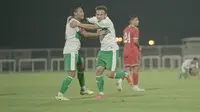 Dua pemain Timnas Indonesia, Evan Dimas (kiri) dan Egy Maulana Vikri ketika melawan Oman di Dubai, Uni Emirat Arab (UEA). (PSSI).