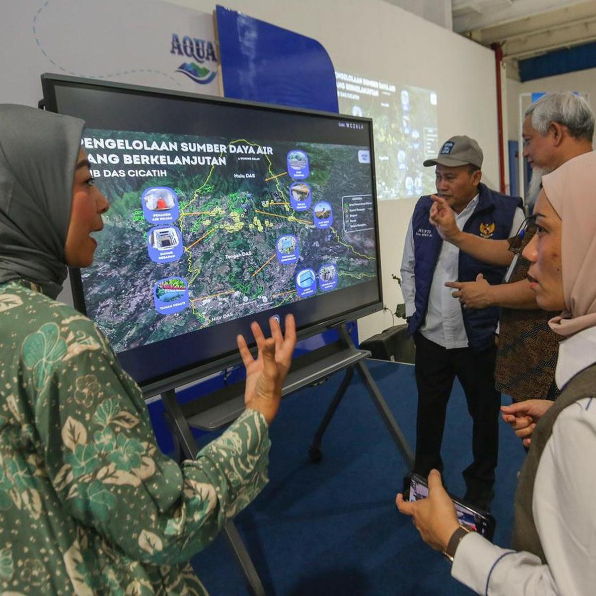 BPKN Tinjau pabrik aqua di mekarsari