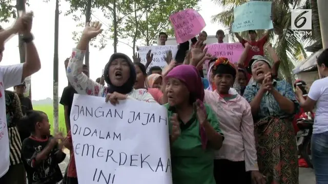 Puluhan warga desa kali baru, Kecamatan Paku Haji, Tangerang, pada rabu siang, melakukan aksi demonstrasi guna menuntut dibukanya akses jalan yang mengubungkan akses pemukiman warga.