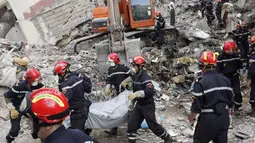 Setidaknya 23 orang tewas dan 60 lainnya luka-luka setelah tiga bangunan runtuh di Casablanca, Maroko, Minggu (13/7/14). (REUTERS/Macao)