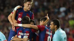 Joao Felix menjadi bintang kemenangan Barcelona dengan memborong dua gol. (LLUIS GENE / AFP)
