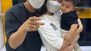 Potret yang tak kalah menggemaskan, Azizah Salsha dan Pratama Arhan yang berpose bersama seorang bayi. Azizah yang menggendong bayi, mengenakan oversized t-shirt putih, sedangkan di belakangnya berpose Arhan yang mengenakan kaus dan topi hitam. [Foto: Instagram/arhan.daily]