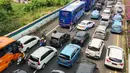 Sejumlah kendaraan terjebak kemacetan panjang di tol yang mengarah ke Bandara Soekarno-Hatta (Soetta), Tangerang, Banten, Selasa (10/11/2020). Kemacetan terjadi karena adanya penyambutan kepulangan pimipinan Front Pembela Islam (FPI) Rizieq Shihab. (Liputan6.com/Angga Yuniar)