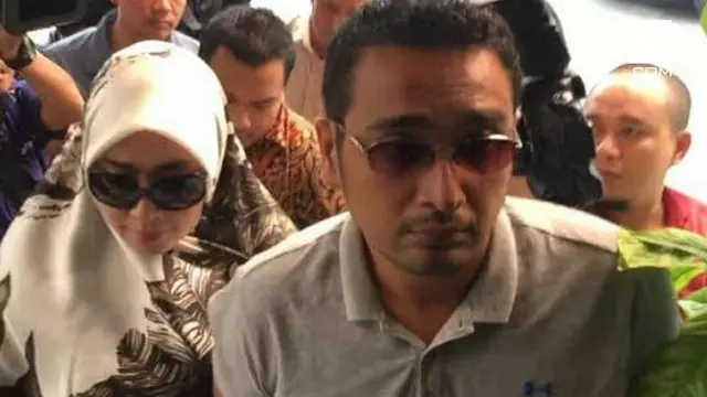 Firza Husein, penuhi panggilan Polda Metro Jaya, Firza diperiksa sebagai saksi kasus pornografi yang diduga melibatkan Rizieq Shihab