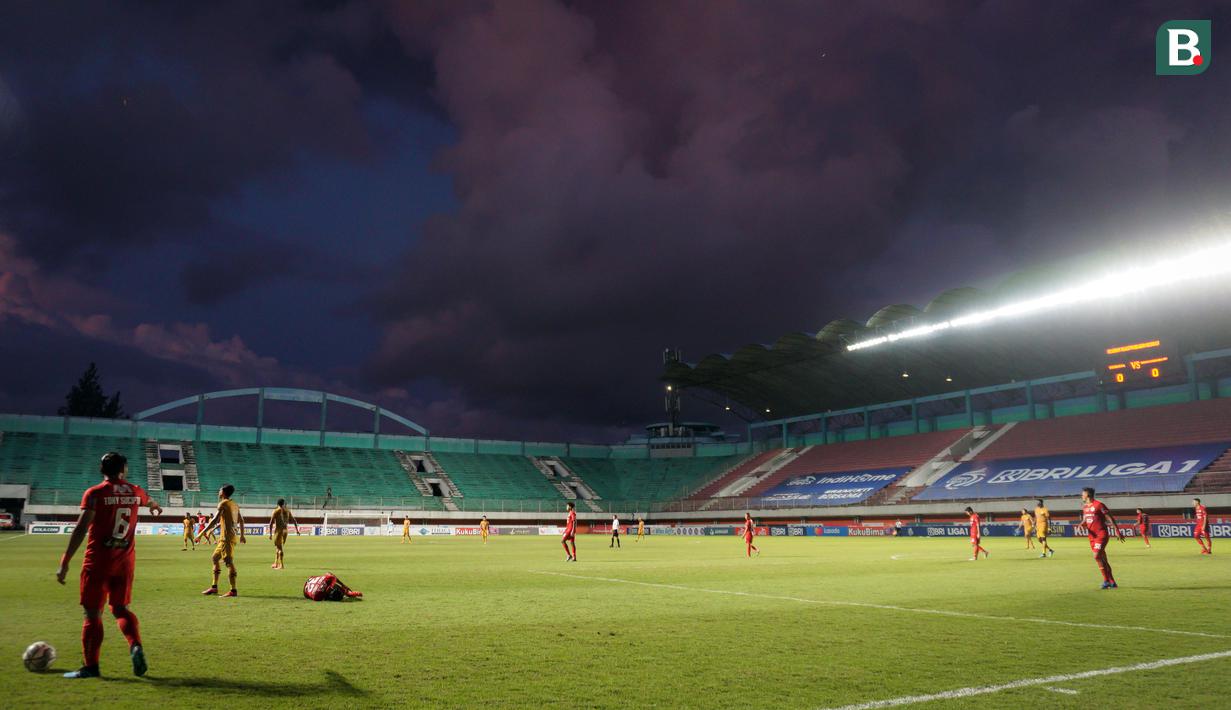Pada duel yang digelar di Stadion Maguwoharjao, Sabtu sore (11/12/2021), kedua tim gagal mencetak gol hingga laga usai. (Bola.com/Bagaskara Lazuardi)