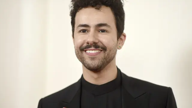 Ramy Youssef dalam Piala Oscar 2024. (Richard Shotwell/Invision/AP)