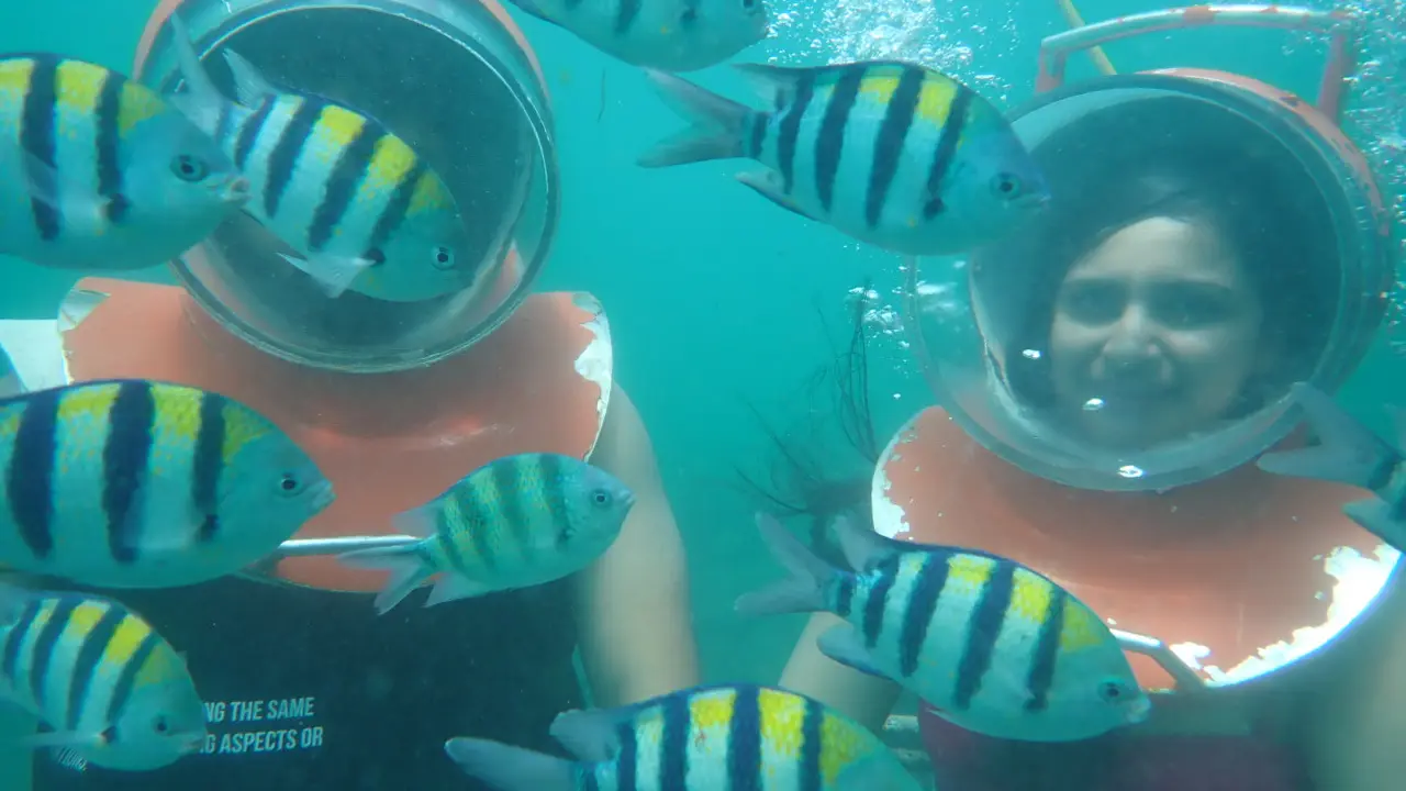 Wisatawan saat sedang mencoba wahana sea walking di Tanjung Benoa Bali
