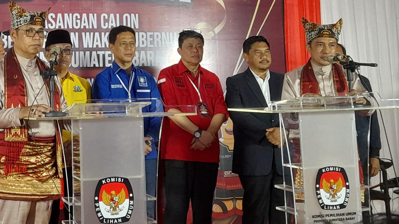 Epyardi Asda dan Ekos Albar Daftar ke KPU Sumbar, Diantar Simpatisan dan Tujuh Partai Pengusung