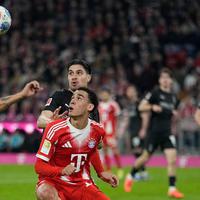 Foto: Aksi Kevin Diks saat Timnya Dibantai Bayern Munchen di Liga Jerman