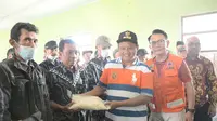 Wakil Gubernur Jawa Barat Uu Ruzhanul Ulum saat menyerahkan 56 ton beras bantuan Pemda Provinsi Jawa Barat kepada warga terdampak banjir di Desa Paledah, Kecamatan Padaherang, Kabupaten Pangandaran. (Foto: Biro Adpim Jabar)