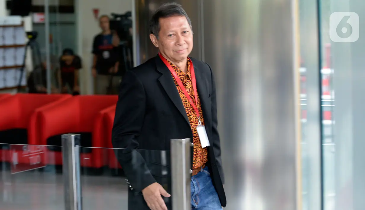 Mantan Direktur Utama PT Pelindo II, Richard Joost Lino (RJ Lino) memenuhi panggilan penyidik KPK di Jakarta, Kamis (23/1/2020). RJ Lino diperiksa sebagai tersangka kasus dugaan korupsi proyek pengadaan tiga unit Quay Container Crane (QCC) di PT Pelindo II. (merdeka.com/Dwi Narwoko)