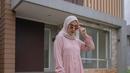 Tampil lebih soft, dengan perpaduan tunik warna pink pastel, hijab warna krem, dan celana kulot warna putih. Manis banget! (Instagram/dwihandaanda).