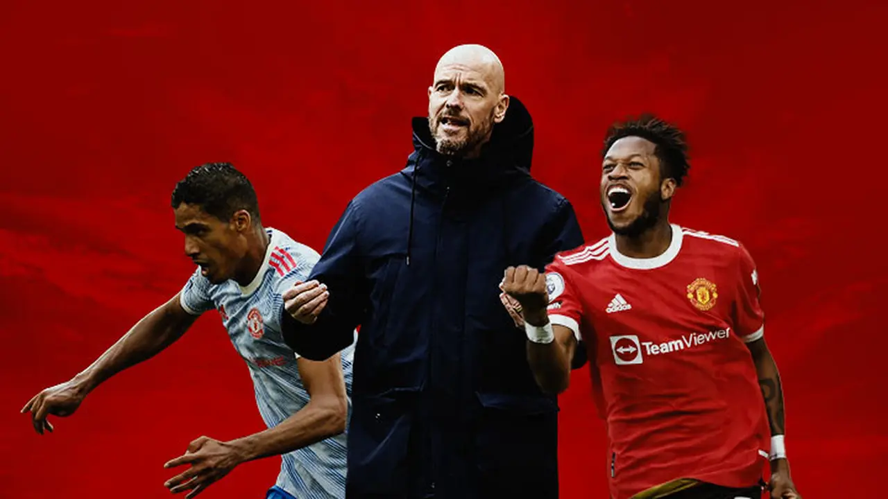 Manchester United - Erik Ten Hag diapit Raphael Varane dan Fred