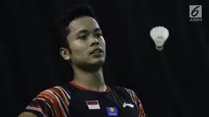 Tunggal putra Indonesia, Anthony Ginting, berusaha mengembalikan kok saat latihan di Pelatnas PBSI Cipayung, Jakarta, Selasa (9/7/2019). Latihan ini merupakan persiapan jelang Indonesia Open 2019 pada 16-21 Juli mendatang. (Bola.com/Vitalis Yogi Trisna)