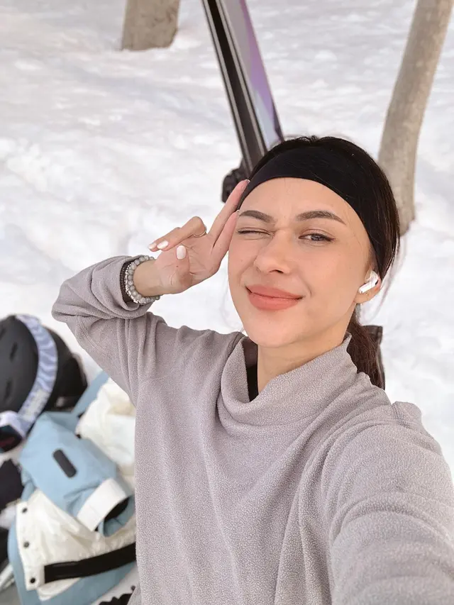 Kuat Tahan Dingin, Ini 7 Momen Nana Mirdad Main Ski di Jepang