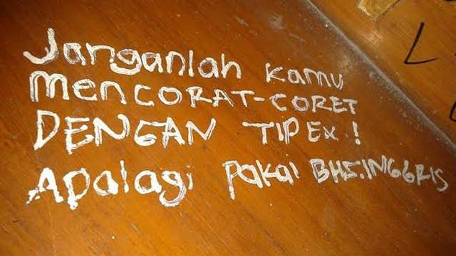 10 Coretan Siswa di Meja Sekolah, Absurd tapi Bikin Kangen
