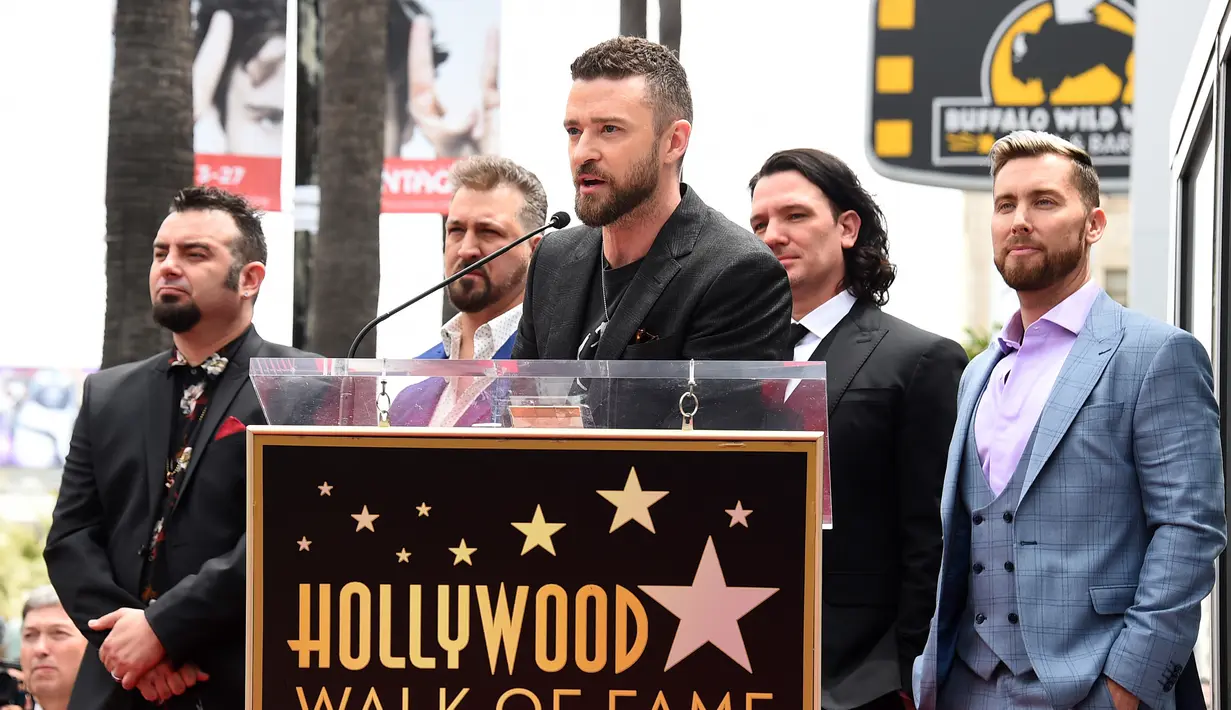 Personel boyband NSYNC Justin Timberlake memberi sambutan saat dianugrahi Hollywood Walk of Fame di Los Angeles (30/4). NSYNC menerima persembahan khusus berupa bintang di Hollywood Walk of Fame. (Jordan Strauss / Invision / AP)