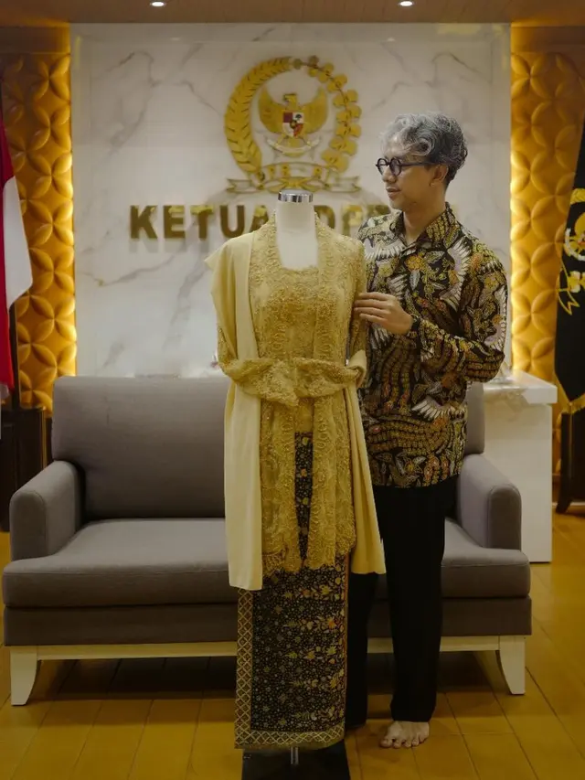 Kebaya emas rancangan Didiet Maulana