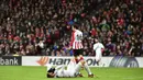 Striker Real Madrid, Karim Benzema, tampak kecewa usai gagal mencetak gol ke gawang Athletic Bilbao pada laga La Liga di Stadion San Mames, Sabtu (2/12/2017). Real Madrid bermain imbang 0-0 dengan Athletic Bilbao. (AP/Alvaro Barrientos)