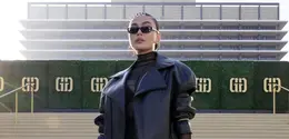 Pelantun lagu Matahariku itu memilih tampilan statement dengan oversized leather jacket berpotongan tegas.  [@agnezmo].