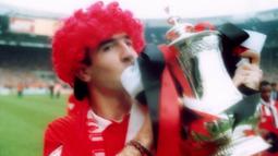 Eric Cantona bergabung dengan Manchester United pada tahun 1992 setelah Sir Alex Ferguson kehilangan pemain utama mereka Dion Dublin karena cedera berbulan-bulan. Kedatangannya membawa dampak besar dengan menyumbang 4 gelar Liga Premier dan 2 Piala FA. (AFP/John Stillwell)