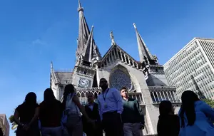 Dampak Gempa Kolombia: Menara Katedral Runtuh hingga Bandara Lumpuh