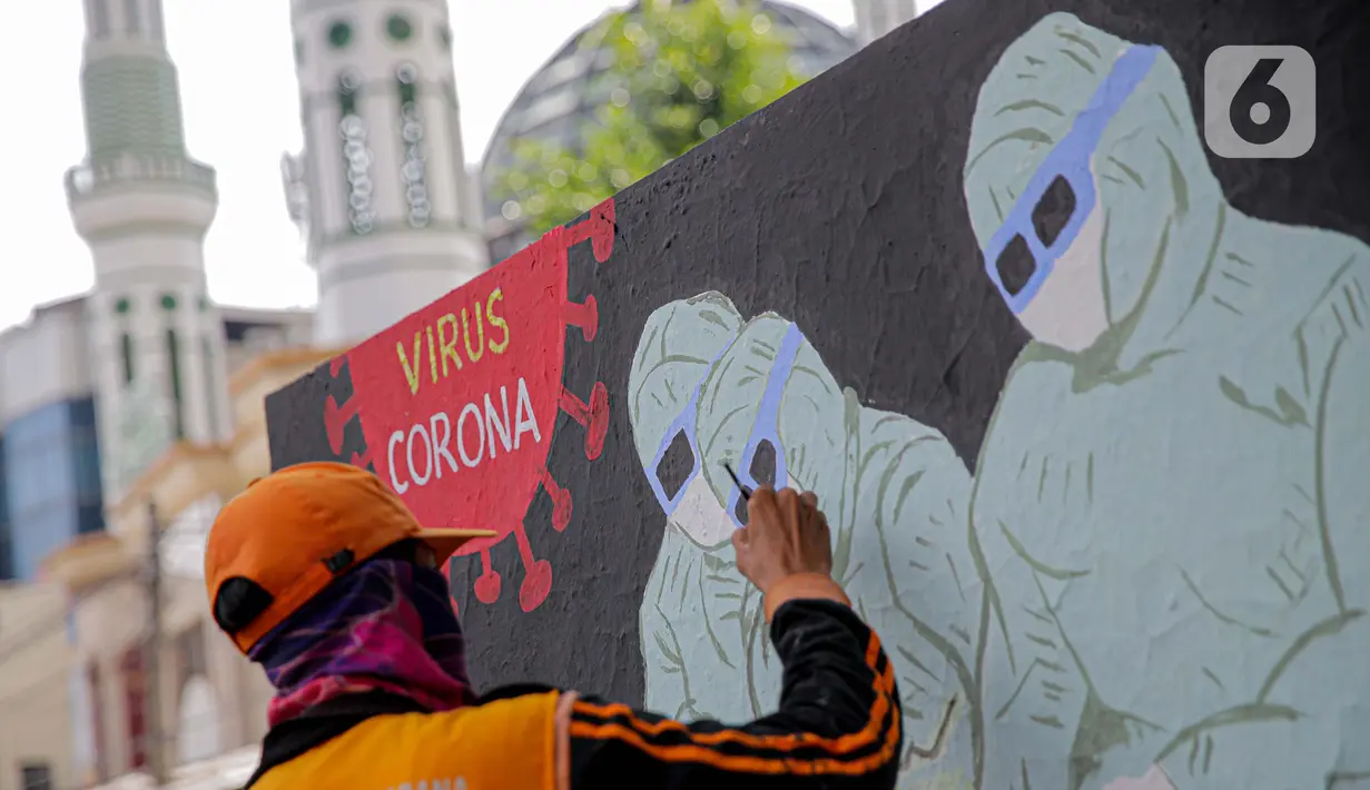 Petugas PPSU Kelurahan Bukit Duri menyelesaikan mural bertema Covid-19 di Jakarta, Selasa (11/8/2020). Mural tersebut untuk mengingatkan warga agar selalu waspada dengan Covid-19 dan mencegahnya dengan 3M (Memakai Masker, Menjaga Jarak dan Mencuci Tangan). (Liputan6.com/Faizal Fanani)