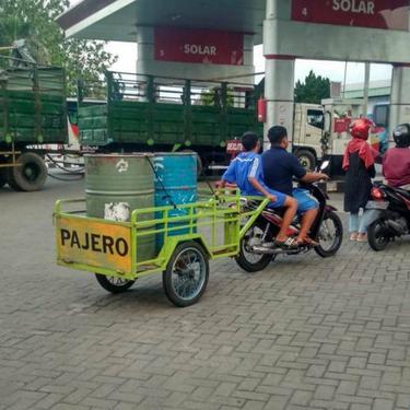 Wadah Nyeleneh Saat Isi Bensin di SPBU Ini Kocak Abis, Cuma Di Indonesia