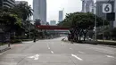 Suasana lalu lintas saat penyekatan PPKM Darurat di kawasan Ratu Plaza, Jakarta, Sabtu (17/7/2021). Menko PMK Muhadjir Effendy menerangkan perpanjangan PPKM Darurat untuk menekan penularan COVID-19 sudah diputuskan Presiden RI Joko Widodo dalam Rapat Kabinet Terbatas. (Liputan6.com/Faizal Fanani)