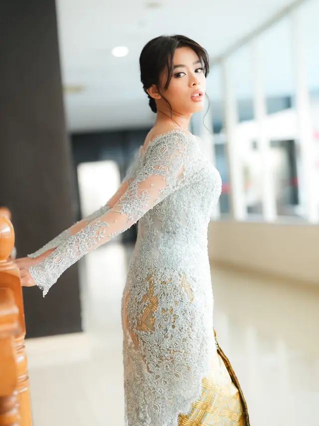 Aqeela Calista Resmi Lulus SMA pakai kebaya baby blue. [@dimassinggih]