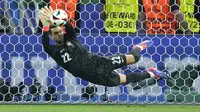 Aksi penyelamatan gemilang kiper Portugal, Diogo Costa dalam drama adu penalti melawan Slovenia di 16 besar Euro 2024. (AP Photo/Ebrahim Noroozi)