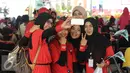 Salah satu peserta Lomba Senam Poco-Poco Nusantara berswadaya foto jelang berlomba dihalaman Kemenpora, Jakarta, Jumat (12/2/2016). Lomba ini memperebutkan piala Ibu Negara RI dan piala Menpora. (Liputan6.com/Helmi Fithriansyah)