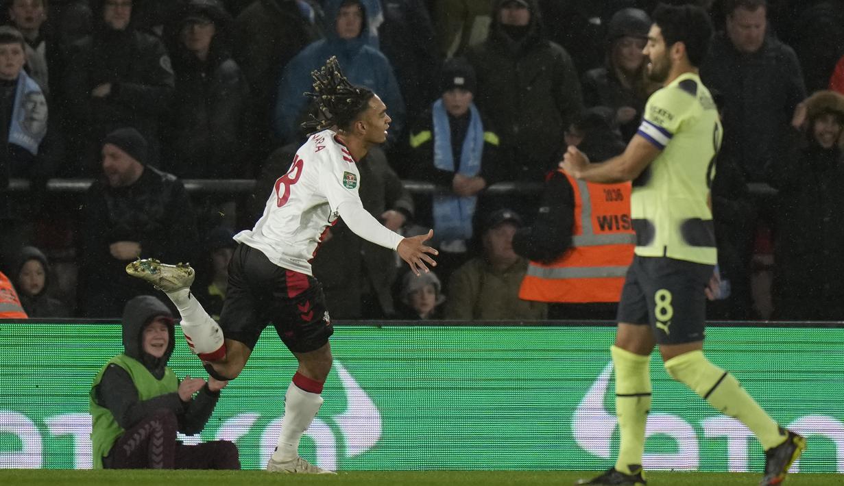 Pada menit ke-23 gawang Manchester City akhirnya jebol lewat gol Sekou Mara dan membawa Southampton memimpin 1-0. (AP Photo/ Alastair Grant)