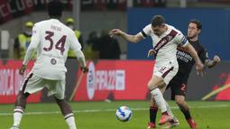 Meski bertindak sebagai tamu, Torino tampil dominan di awal babak pertama. Namun, Andrea Belotti dan kawan-kawan masih kesulitan menembus barisan pertahanan AC Milan. (AP/Luca Bruno)