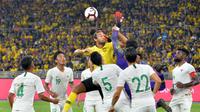 Bek Malaysia, Corbin Ong, dikepung pemain Timnas Indonesia dalam laga kelima Grup G kualifikasi Piala Dunia 2022 zona Asia di Stadion Nasional, Bukit Jalil (19/11/2019). (Bola.com/Dok. AFC)