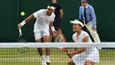 Petenis Indonesia Christopher Rungkat dan Shuko Aoyama dari Jepang mengembalikan bola ke petenis Kroasia Nikola Mektic dan Alicja Rosolska dari Polandia pada putaran kedua ganda campuran Wimbledon 2019 di All England Lawn Tennis Club, Senin (8/7/2019). Christo/Aoyama kalah 5-7, 4-6. (GLYN KIRK/AFP)