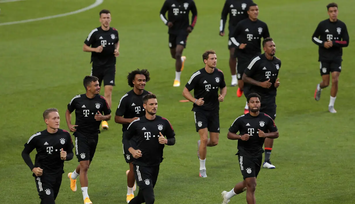 Para pemain Bayern Munchen melakukan pemanasan selama sesi latihan di stadion Da Luz, Lisbon, Portugal (13/8/2020). Bayern Munchen akan bertanding melawan Barcelona pada perempat final Liga Champions di Estadio da Luz. (Rafael Marchante/Pool via AP)