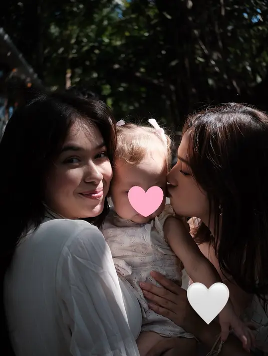 Syifa Hadju dan Jennifer Coppen sempat bermain-main dengan Kamari dan mengabadikan momen dengan bayi keturunan Belanda tersebut. (Foto: Instagram/ syifahadju)