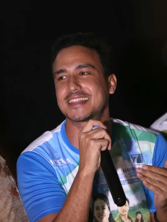 Usai mendapat hadiah sepeda Presiden Jokowi, di hari yang sama pelantun lagu ‘Kali Kedua’ ini mendampingi Hamish hadir di acara gala premier film yang dibintanginya berjudul Trinity, The Nekad Traveller. (Nurwahyunan/Bintang.com)