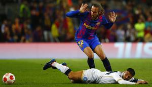 Pemain Barcelona Oscar Mingueza (atas) berebut bola dengan pemain Napoli Lorenzo Insigne pada pertandingan sepak bola Liga Europa di Barcelona, Spanyol, 17 Februari 2022. Pertandingan berakhir dengan skor 1-1. (AP Photo/Joan Monfort)