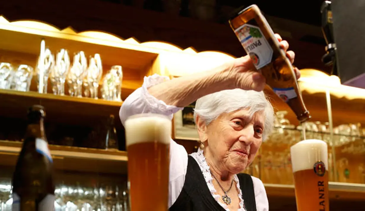 Kathi Kink (91) menuangkan bir kedalam gelas pesanan pengunjung di restoran 'Zum Goldenen Tal' di Weyarn, Jerman. Foto diambil pada 1 Februari 2015. (REUTERS/Michaela Rehle)