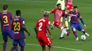 Striker Barcelona, Lionel Messi, melepaskan tendangan saat melawan Granada pada laga Liga Spanyol di Stadion Camp Nou, Jumat (30/4/2021). Barcelona takluk dengan skor 1-2. (AP/Joan Monfort)