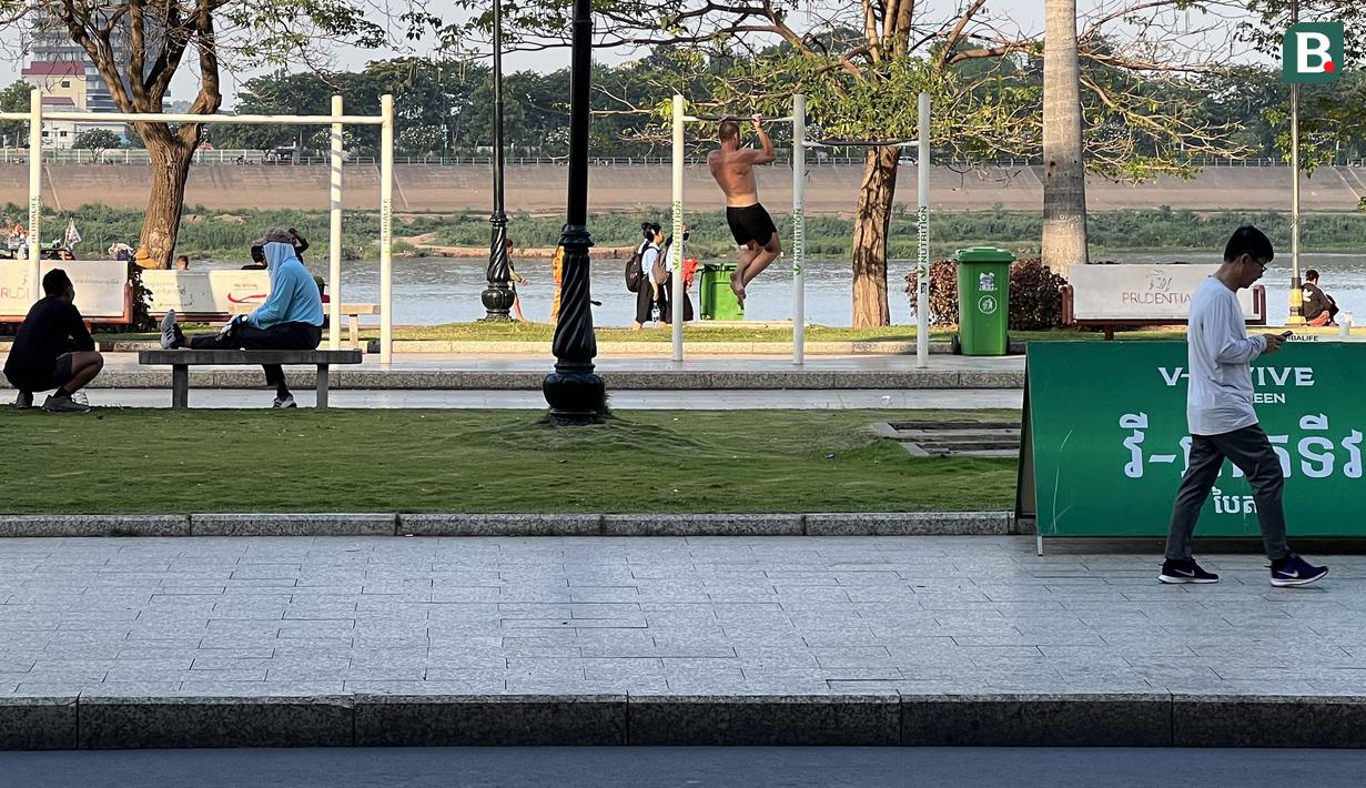 Sejumlah warga beraktivitas di kawasan Tonle Sap, Pnom Penh, Kamboja, Kamis (11/05/2023). Tonle Sap merupakan danau air tawar terbesar di Asia Tenggara. (Bola.com/Gregah Nurikhsani)