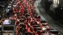 Kendaraan terjebak kemacetan di Jalan Jenderal Sudirman, Jakarta, Selasa (30/8). Kemacetan masih terjadi meski sistem ganjil-genap telah diberlakukan hari ini. (Liputan6.com/Immanuel Antonius)
