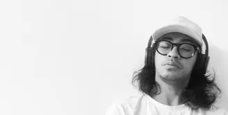 Beberapa waktu lalu, Abidzar memperlihatkan potret dirinya yang sedang tertidur mengenakan topi dan headset. Dia tampil sederhana dengan kaos polos. [instagram/abidzar73]