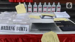 Barang bukti kasus penyuntikan stem cell oleh dokter klinik yang tidak sesuai standar kententuan diperlihatkan saat rilis di Polda Metro Jaya, Jakarta Selatan, Kamis (16/1/2020). Polisi berhasil mengungkap kasus tersebut serta mengamankan barang bukti dan tiga tersangka.  (merdeka.com/Imam Buhori)