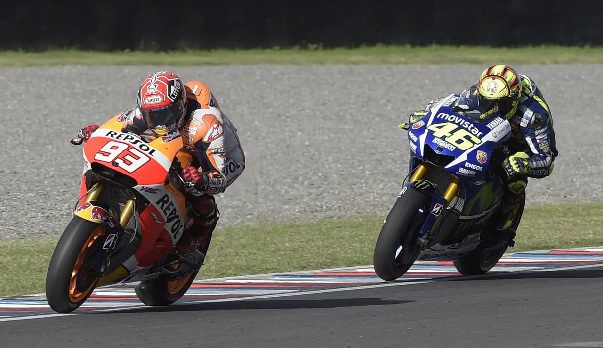 Rivalitas bertambah sengit usai MotoGP Argentina 2015 yang berlangsung di Sirkuit Termas de Rio Hondo. Manuver kontroversial Rossi pada lap ke-22 yang membuat Marquez terjatuh sehingga gagal finis. Kedua pembalap ini pun masih saling menahan diri. (AFP/Juan Mabromata)