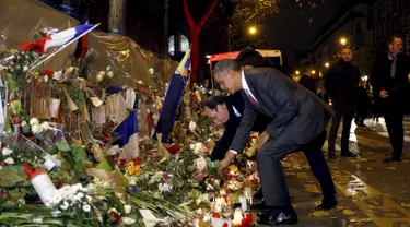 Presiden AS, Barack Obama dan Presiden Prancis, Francois Hollande meletakkan bunga di salah satu lokasi serangan berdarah Paris di gedung konser Bataclan, Prancis, Minggu (30/11). (REUTERS/Philippe Wojazer)