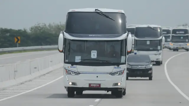 Naik Bus, Jokowi Uji Coba Tol Trans Jawa